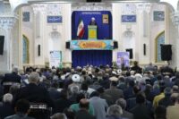 مسئولان برای بهبود معیشت مردم تلاش کنند
