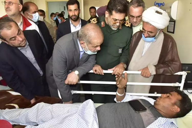 عیادت وزیر کشور از مصدومان حادثه قطار مسافری مشهد-یزد
